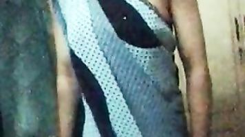 Aunty In Sleeveless Saree.