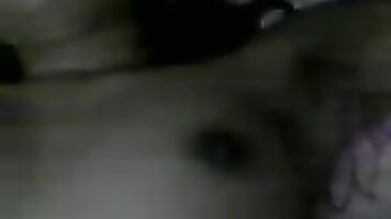 Boyfriend films nude Indian chick on the bed.