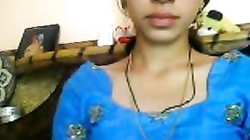 Desi girl shows boobs.