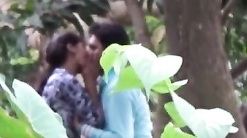 22 she want lips lock wowo beautiful kissing
