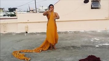 beautiful bhabhi wearing saree