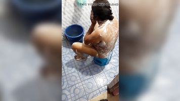 South desi cute aunty dishaniya bathing nude