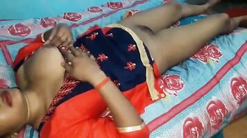 अकेले मे घर पर नौकरानी को पटाया और फिर