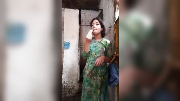 Pakistani Girl Showing Her Butt