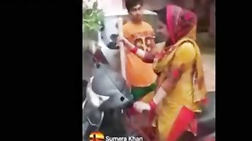 स्कूटी सीखाने के बहाने देवर ने दबाये चुचे