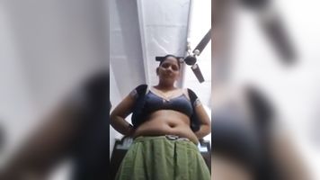 Married sourashtra aunty showing to his ex lover