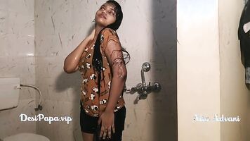 tamil desi top model Alia Advani from punjab taking shower