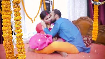 DULHAN KI PAHELI SUHAGRAT PATI KI JAGHA DEBAR NE BHABHI KE SATH MANA LIYA FULL VID